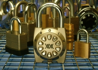 closeup photo of a brass lock